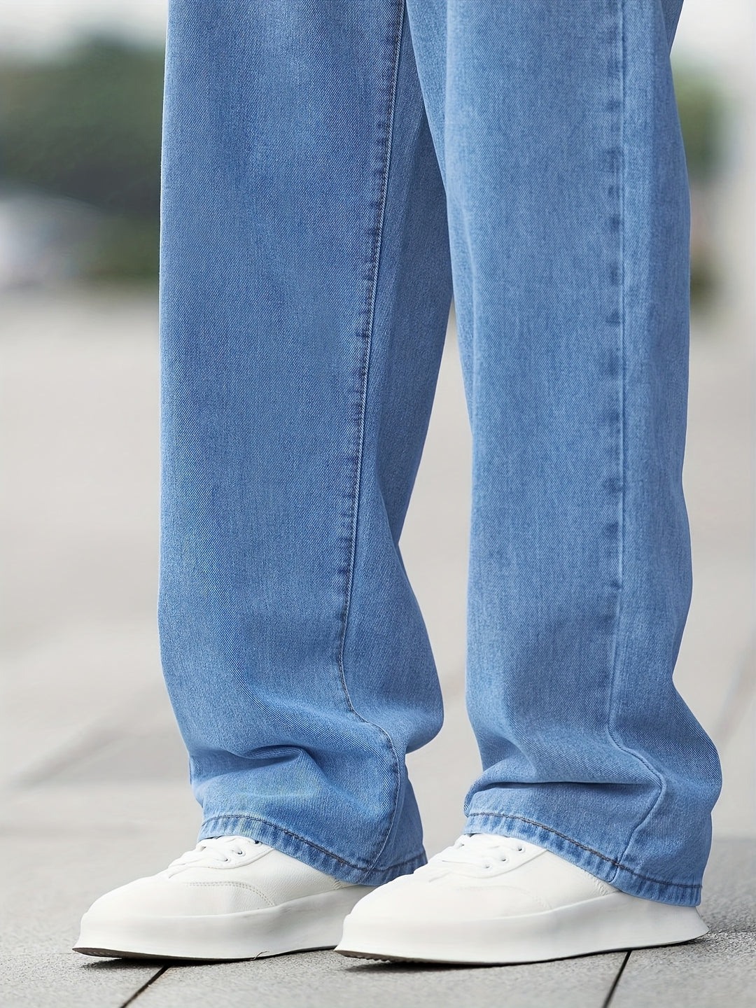 Men’s Light Wash Wide-Leg Jeans