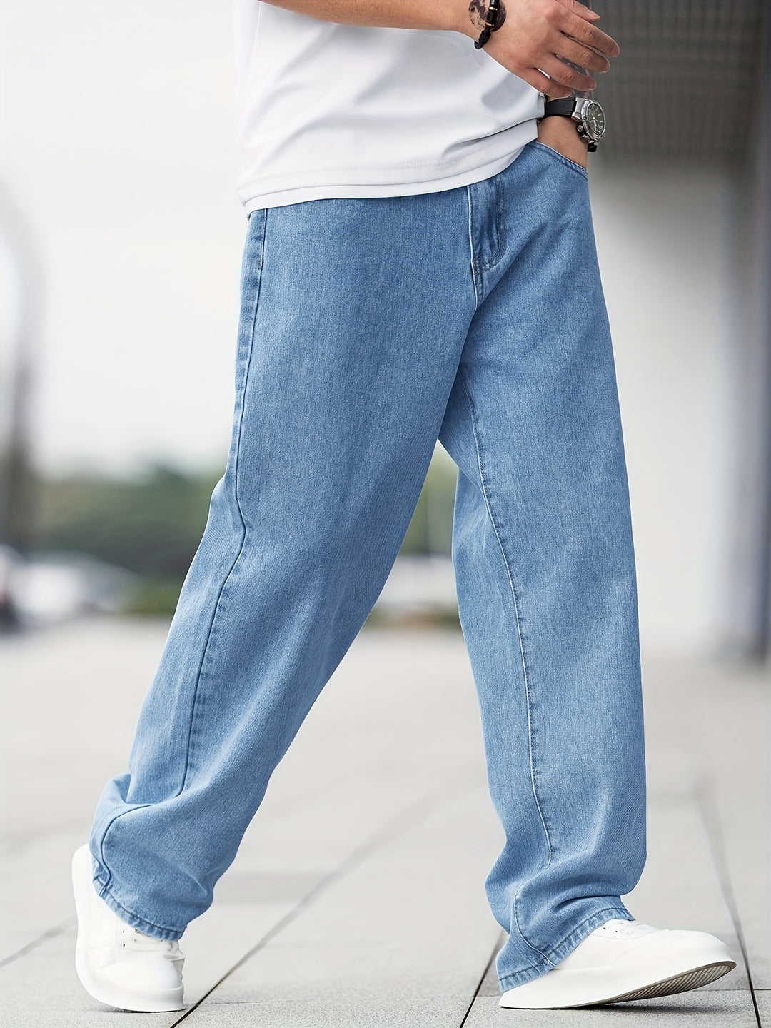 Men’s Light Wash Wide-Leg Jeans