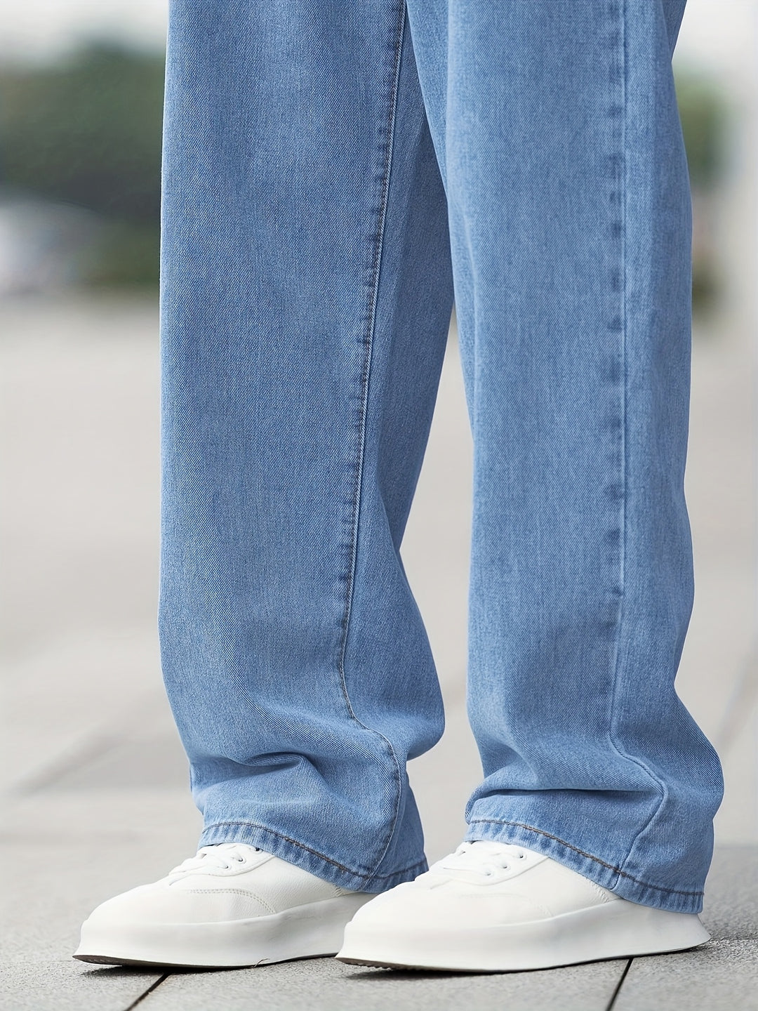 Men’s Light Wash Wide-Leg Jeans